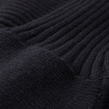 優雅隨行，舒適恒久 佐丹奴經典黑色開襟針織衫的日常美學